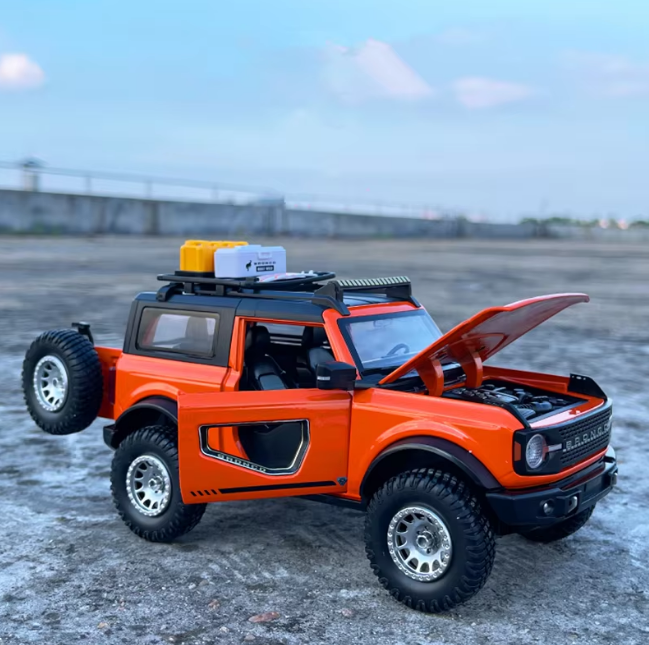 1:32 Diecast Ford Bronco Lima Model With Miniature