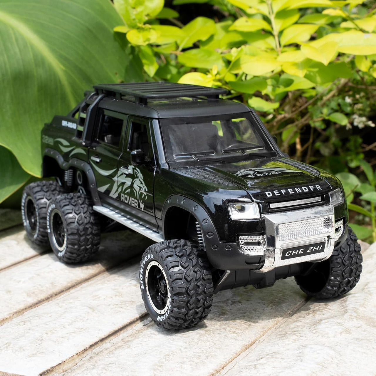 1:24 Diecast Land Rover Defender Off-Road Model