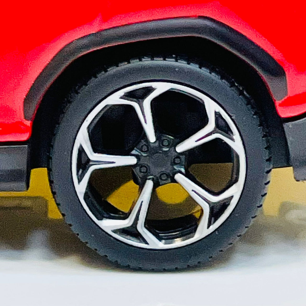 Maisto 1:24 Lamborghini Urus Red